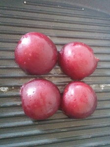 Plums grilled without butter